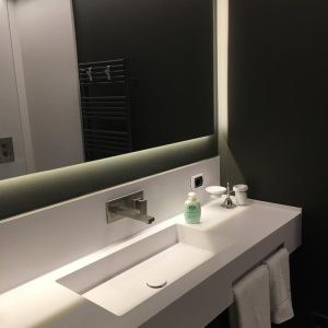 6. BLOCCO LAVABO RETTANGOLARE PILETTA A FILO CORIAN