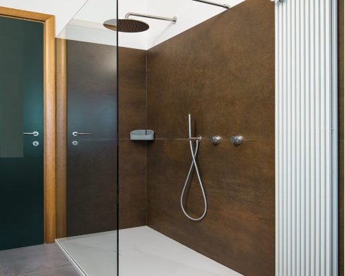 piatto doccia con lavorazione piletta a filo in corian